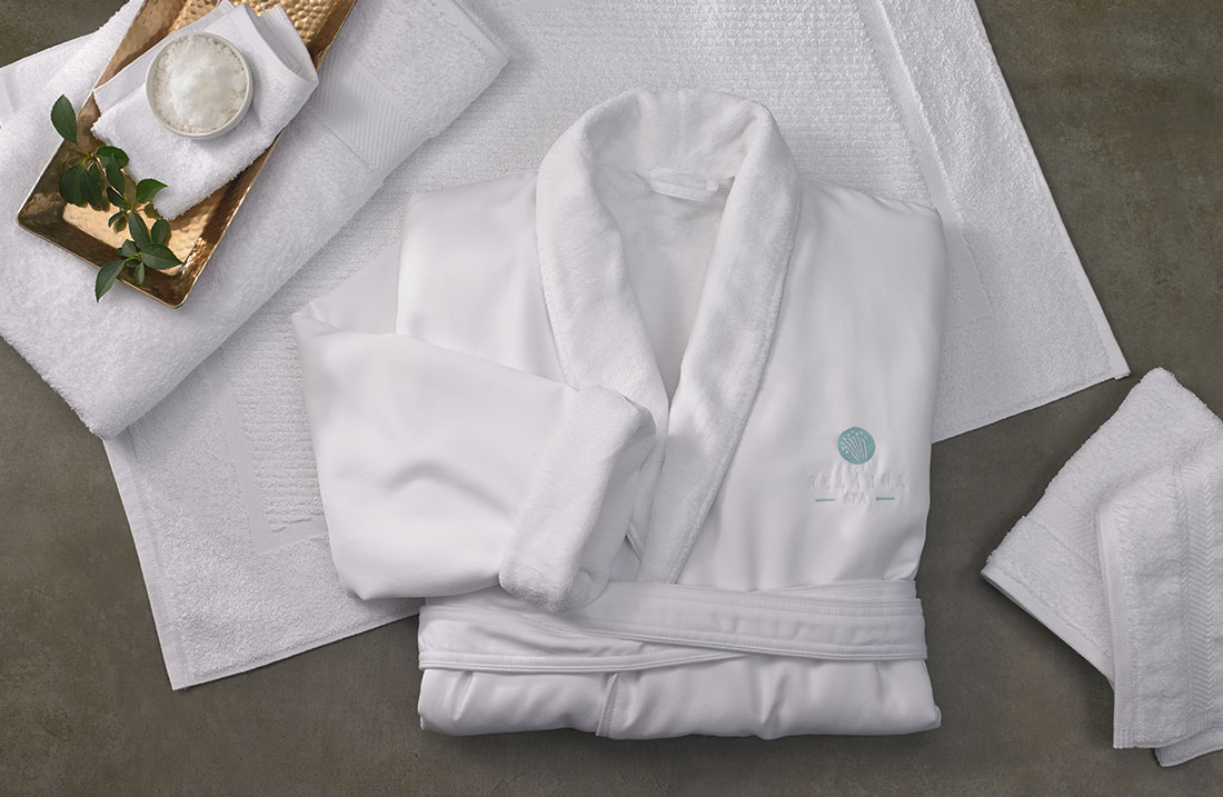 https://www.gaylordhotelsstore.com/images/products/xlrg/gaylordhotelsstore-relache-spa-microfiber-robe-white-gld-400-01_xlrg.jpg